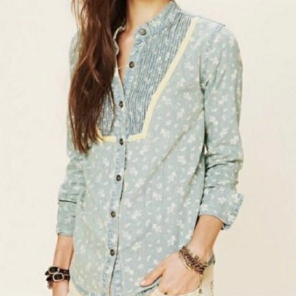 💙$98 TODAY ONLY!❤️Free People chambray Top